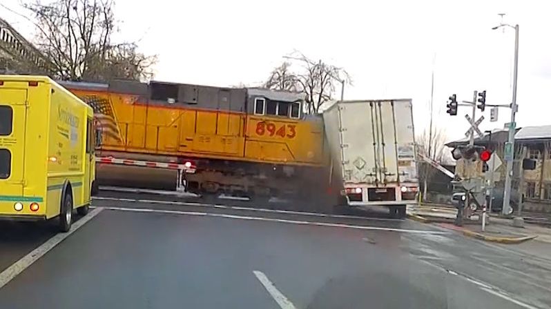 Řidič kamionu vjel na blikající přejezd. Srážku s vlakem zachytila kamera